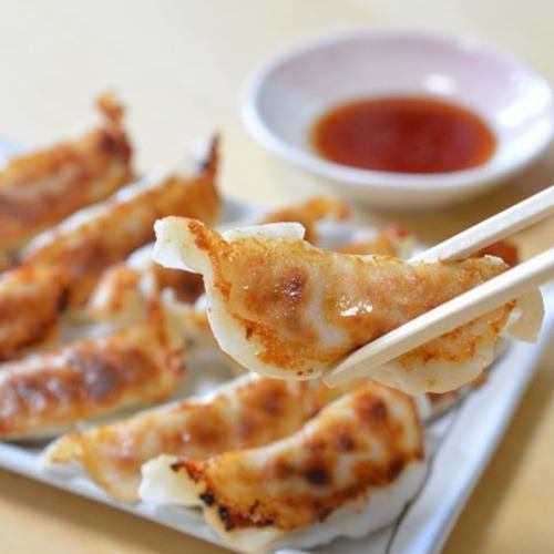 肉汁あふれる自慢の餃子