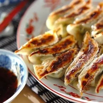 肉汁あふれる自慢の餃子