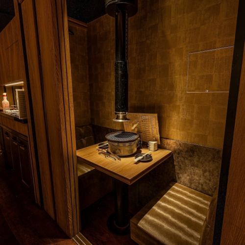 <p>落ち着いた内装の店内。温かみのある木のテーブルがシックでリラックスした空間を演出します。友人とのカジュアルな食事や各種宴会にもご利用いただけます。飲み放題付きのコースもございますので、自慢の料理とドリンクを心ゆくまでお楽しみいただけます♪</p>