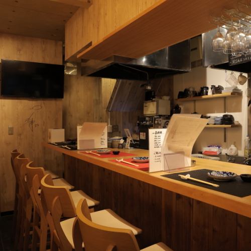 <p>お1人様でも気軽に立ち寄れるカウンター席♪0次会や2次会!お仕事帰りのサク飲みにも◎</p>