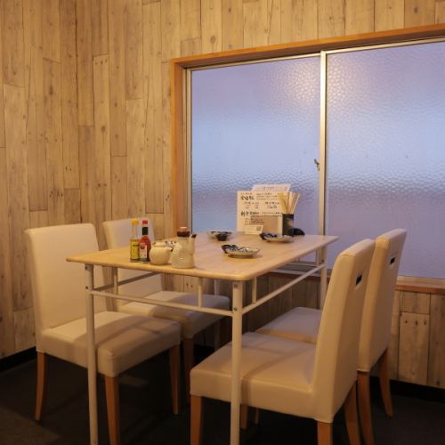 <p>ご宴会にオススメのテーブル席。人数にあわせてご用意しています♪お気軽にお問合せください。</p>