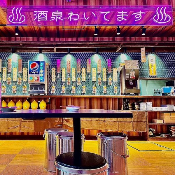 ・蛇口が並ぶ、気分まで上がる非日常空間店内に並ぶ蛇口が目を引く、視覚的インパクト抜群の体験型居酒屋。自分で蛇口からお酒を注ぐ楽しさがあり、乾杯前から自然と気分が高まり会話も弾みます。