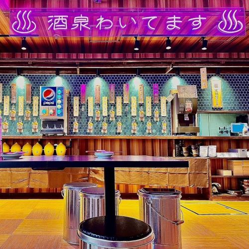 <p>・蛇口が並ぶ、気分まで上がる非日常空間店内に並ぶ蛇口が目を引く、視覚的インパクト抜群の体験型居酒屋。自分で蛇口からお酒を注ぐ楽しさがあり、乾杯前から自然と気分が高まり会話も弾みます。</p>