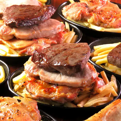 You can also order delicious snacks, and the all-you-can-eat and drink steak is very popular!