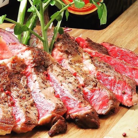 【牛・豚・鶏をグリルで】クエバ人気の『A5ランクかずさ和牛 ランプステーキ』を初め、肉メニューが充実！