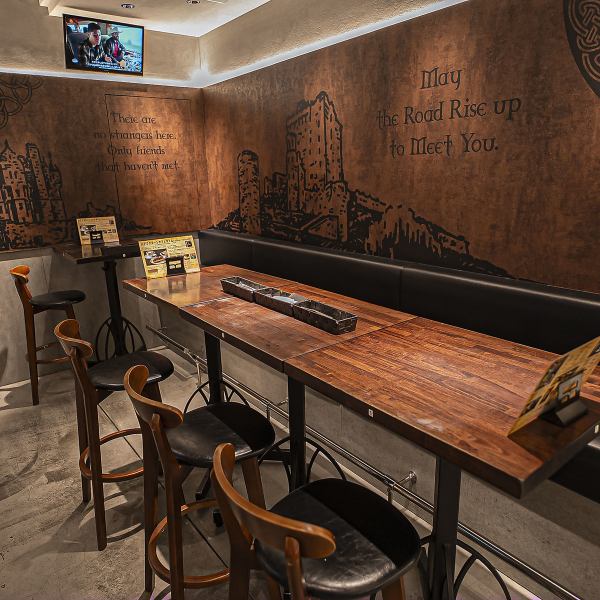 【団体様や大人数のご利用も大歓迎】雰囲気自慢のお洒落な店内は、男女のお集まりや各種宴会に最適◎カウンターで軽く一杯、飲み放題パーティや食事メインのご利用もOK。スポーツ観戦、ブライダル二次会、合コンなど幅広いシーンに対応し、貸切予約も承ります。最大40名様までフロア貸切可能で、特別な時間を演出します♪