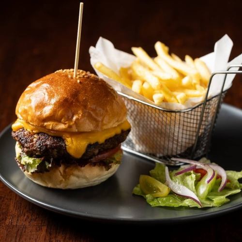 ≪専門店顔負けの自信の逸品！≫ジューシーなパティが堪らない！”BLARNEYのクラシックバーガー”