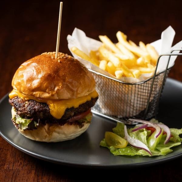≪専門店顔負けの自信の逸品！≫ジューシーなパティが堪らない！”BLARNEYのクラシックバーガー”
