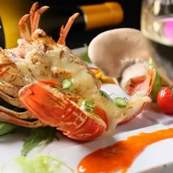Gorgeous! Grilled whole Ise lobster with cheese