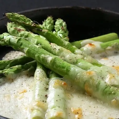 Kongari Toro Toro! Grilled asparagus on an iron plate