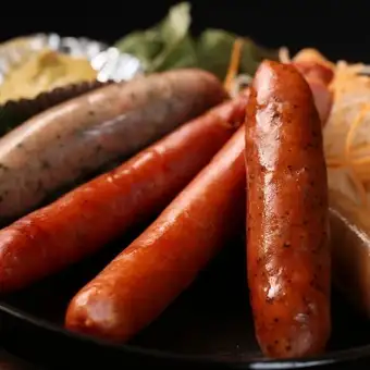Overflowing with gravy! Five kinds of special sausages grilled on an iron plate