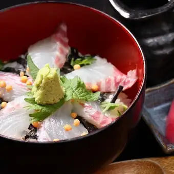 Directly from Tsukiji! Luxury seafood bowl