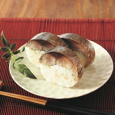 Grilled fatty mackerel sushi roll (bamboo)