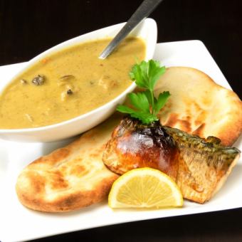 ナンと焼鯖の自家製グリーンカレー