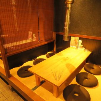 落ち着いてお食事ができるお座敷のお席は６名掛けが３卓ございます。掘りごたつのお席は８名掛けのお席が１卓ございます。