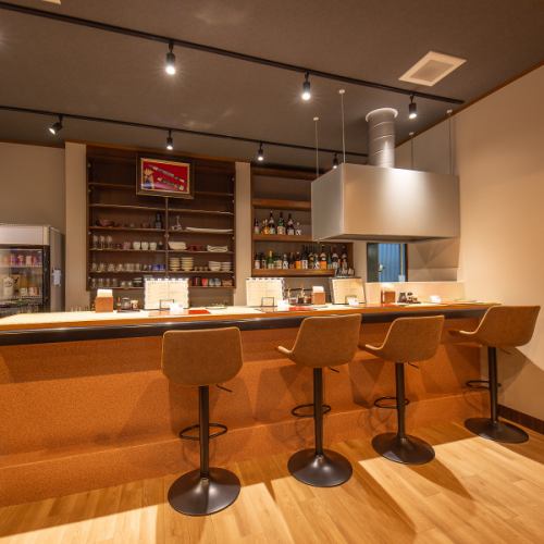 <p>調理の様子が目の前で見られるカウンター席は、お一人様でも気兼ねなく過ごせる特等席です！フラッと立ち寄って一杯楽しむも良し、二人きりの気楽なデートにもぴったりなお席です★職人の技を間近に感じながら、落ち着いた雰囲気で自慢の料理を堪能できます◎リラックスできる特別な場所です♪</p>