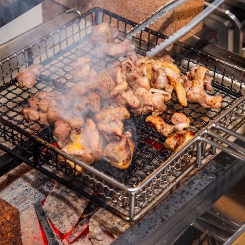 炭火で食材の旨みを閉じ込め、ジューシーな味わい◎