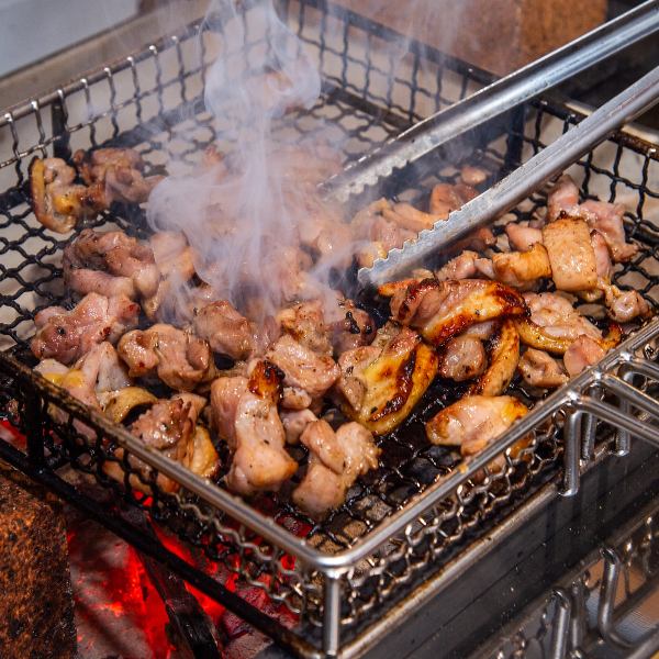 溢れ出す肉汁と香ばしさ！【鶏ボタ山焼】は炭火の風味を堪能する極上の一品！★