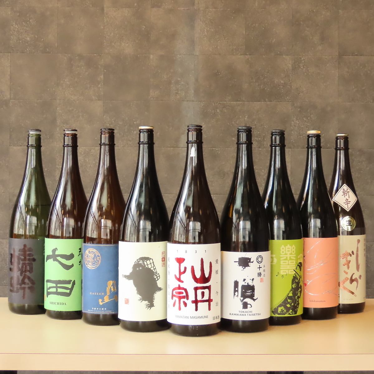全国各地から厳選した日本酒と、自慢の藁焼き料理を楽しむ♪