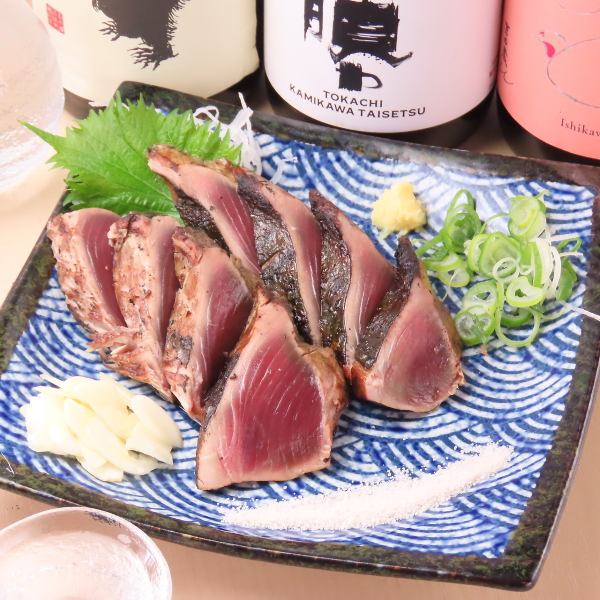 豪快！藁焼きの香りが堪らない、看板メニューの『カツオの塩たたき』