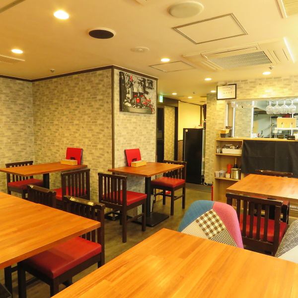 [We have plenty of table seating available] Tables range from 2-seater to 6-seater.You can use it for various occasions! The 6-person seating is also recommended for groups or small parties.