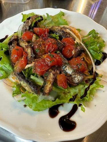 Warm salad of smoked sardines in oil and fresh tomatoes