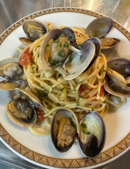 Peperoncino with clams and fresh tomatoes