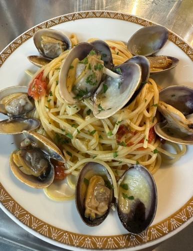 Peperoncino with clams and fresh tomatoes