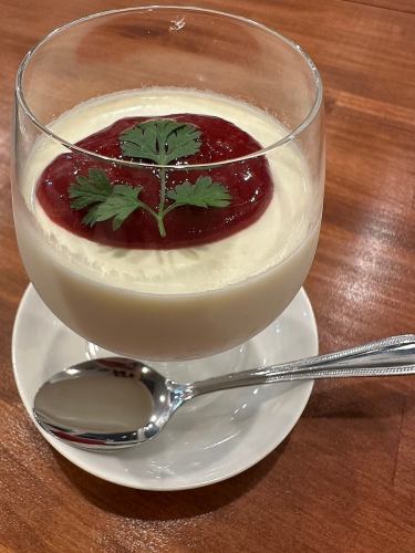 Panna cotta with raspberry sauce