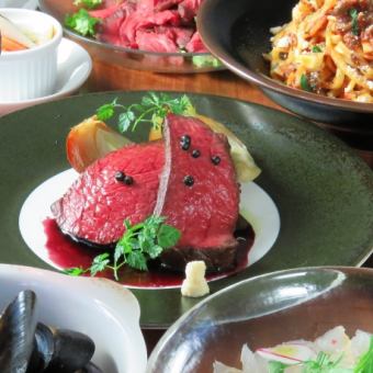 高级套餐 6000 日元：包含烤鹿腿和和牛牛肉博洛尼亚酱等 10 道菜，以及 120 分钟无限畅饮。