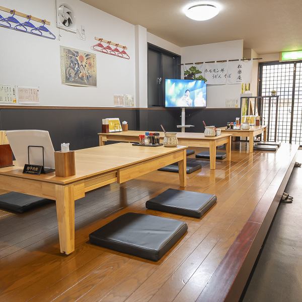【6名掛け×3卓】当店の広々とした座敷は、6名様までご利用いただくことができ、3卓を完備しています。ご家族でのお食事はもちろん、宴会や飲み会、歓送迎会など、さまざまなシーンにぴったりです。座敷席には大型モニターが設置されており、野球観戦やコンサート鑑賞をしながら、大勢でワイワイ楽しむことができます。