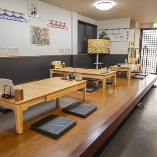 我们有三张榻榻米桌，最多可容纳六人。这里非常适合家庭聚餐，无论您是选择享用自己喜欢的菜单还是围坐在一起享用火锅。请享受这温馨的时刻。