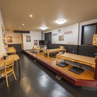 它也非常适合团体用餐，榻榻米房间空间内安装了一个大型显示器，进一步提升您的用餐体验。享受被温暖的美食包围的特别时光。