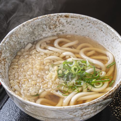 【ワンコイン未満の贅沢。出汁香る老舗仕込みのかけうどん390円(税込)】