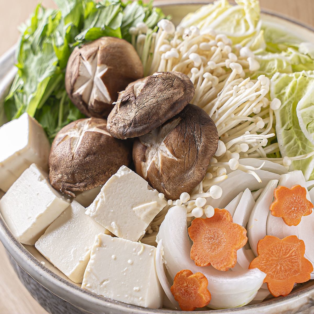 老舗うどん屋のお母さんから受け継いだ、秘伝のお出汁を使用した絶品鍋が味わえる♪