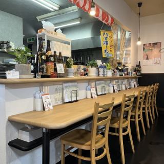 松楽庵では、カウンター席を6席ご用意しています。地元のご友人との楽しい時間を共有するのにぴったりな空間です。目の前でスタッフが料理を仕上げる様子を見ながら、美味しい料理をご堪能ください。