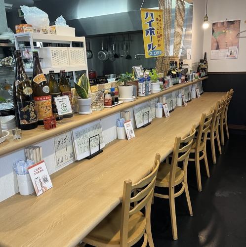 仕事帰りに仲間とのサク飲みにピッタリな場所です。アットホームな店内で、気軽に立ち寄りやすい雰囲気。美味しい料理と共に、一日の終わりをお楽しみください。