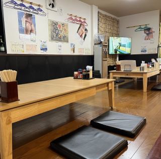 当店では、6名様までご利用いただけるお座敷席を3卓ご用意しています。家族でのお食事に最適なこのスペースでは、お好きなメニューを楽しむのも良し、鍋料理のコースをみんなで囲むのも良し。心温まるひとときをお過ごしください。