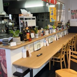 お二人の距離も近く、会話を楽しみながら美味しい料理を味わえるアットホームな雰囲気が魅力です。カウンター席ご希望際にはお気軽にお申し付けください。