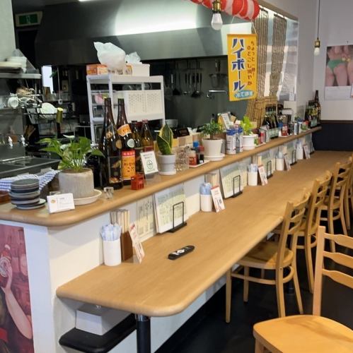 お二人の距離も近く、会話を楽しみながら美味しい料理を味わえるアットホームな雰囲気が魅力です。カウンター席ご希望際にはお気軽にお申し付けください。