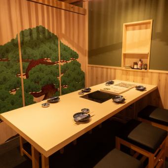 個室では、周りを気にせずゆっくりとお食事を楽しむことができます☆大切な話をしたい時や、特別な日を祝う際にもぴったりの空間です♪落ち着いた色調のインテリアで、心が安らぎます◎