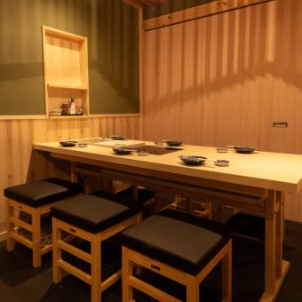 最大6名までご利用可能で、プライベート感が保たれています♪大切な人との食事や、ビジネスミーティングにも最適な空間です★落ち着いた照明で、心地よい雰囲気を演出しています！
