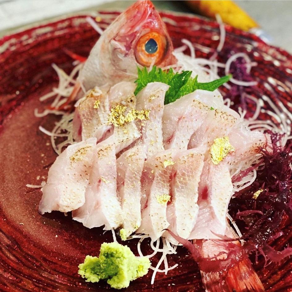 奢華地享用新鮮捕獲的鮮活的魚。60多種日本酒！