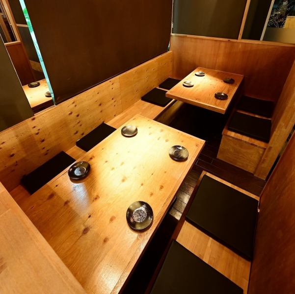 A modern Japanese interior where you can feel the warmth of wood.Private rooms are recommended for entertainment, drinking parties for 8 to 9 people, and celebrations! The warmth of wood and roll curtains create a calm private space.Box seats are easy to sit in, and we are particular about the comfort of the group.