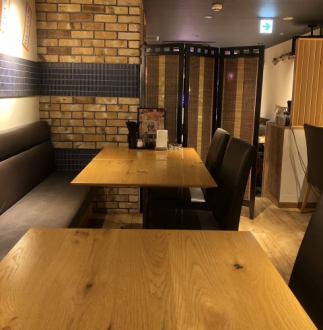 2名～6名様までご利用いただけるテーブル席を5席完備しております。少人数から大人数まで幅広い人数にご対応いたします◎[静岡/中華/女子会/記念日/居酒屋/宴会/飲み放題/酒/肉/会社宴会/女子会/二次会/誕生日/サク飲み]