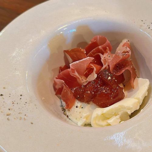 5月3日（土）より季節の食材を取り入れた「シーズンメニュー」を提供いたします！ 
⚪︎生ハムと苺のムース仕立て

⚪︎ヤリイカと新じゃがのフリット

⚪︎焼き高原レタスの香るシーザー

⚪︎那須高原卵のクリームリゾット

⚪︎桜海老のビアンカピッツァ

⚪︎京抹茶のチーズケーキ

皆様のご来店お待ちしております☺️

【ゴールデンウィーク中の予約状況】
※5月1日現在

2日（金）テーブル満席、カウンター数席空いてます
3日（土）テーブル残りわずか
4日（日）ご案内できます💡
5日（月）ご案内できます💡
6日（月）ゆったりご利用できます🈳

#新メニュー
#イチマルイイヒ#ichimaruiihi
#pizza#ピザ#黒毛和牛
#ワインセラー#女子会
#栃木グルメ
#栃木オススメ50選
#栃木イタリアン
#宇都宮グルメ#宇都宮ディナー
#宇都宮イタリアン#宇都宮バル
#ワイン#ステーキ#ピザ
#ゴールデンウィーク