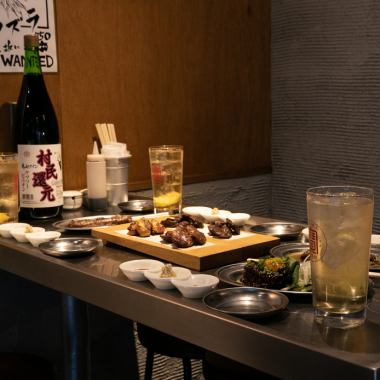 【4名様用テーブル席×2卓】グループでの宴会・飲み会にぴったりなテーブル席。最大8名様までご利用いただけます。皆様で美味しいジビエに舌古を打つワイワイと賑やかなひとときを。お席に限りがございますのでご宴会のご予約はお早目にどうぞ！