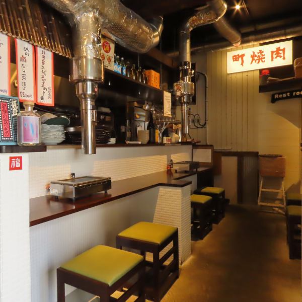 カウンター席は、4席ご用意しており、一人でじっくりお食事を楽しむのに最適なスペースです。サクッと一杯飲みたい時にもぴったり♪アットホームで落ち着いた雰囲気の中で、美味しいお肉とお酒を心行くまでお楽しみください！ぜひお気軽にお立ち寄りください。お待ちしております★
