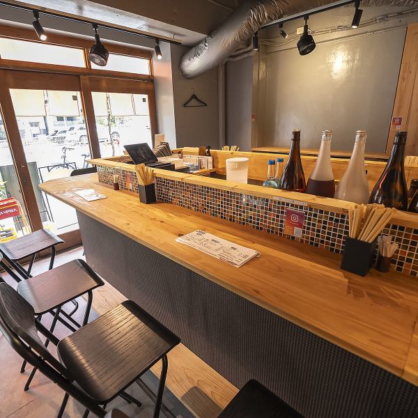 木の温もりを感じるおしゃれな空間は、一から木を削って作り上げたこだわりの内装です。都会の喧騒を忘れさせてくれるような、落ち着いた雰囲気が広がっています♪おしゃれなのに、リーズナブルな価格で楽しめるので、普段使いはもちろん、デート利用にも最適です。