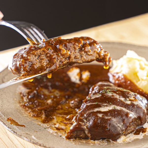 とろける肉汁がたまらない♪DIKIDIKI自慢の特製ハンバーグ